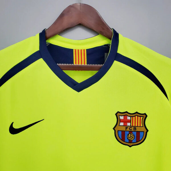 Barcelona 2005/2006 Retro Away Football Jersey 1:1 Thai Quality - Image 4